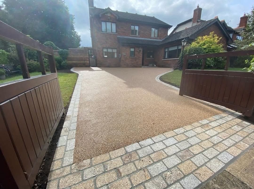 A resin-bound driveway with a decorative sett border laid by Hertsmere Driveways